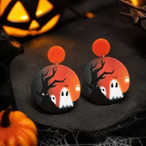 Halloween geest acryl oorbellen detailweergave met enge boom design en oranje stekers.