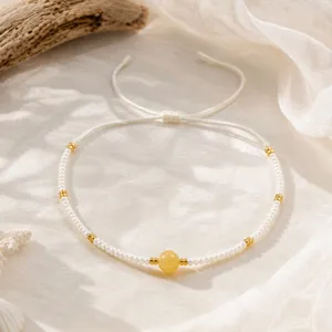 Gros plan détaillé d'un bracelet cordon réglable fait main style bohème avec perles.