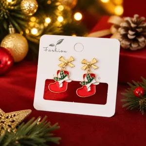 Vue de détail des jolies boucles d'oreilles chaussette de Noël, bijoux émaillés.