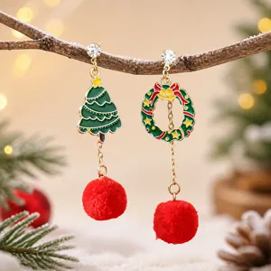 Boucles d'oreilles asymétriques de Noël avec motifs de sapin et couronne et pompons rouges.