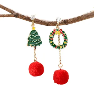 Boucles d'oreilles asymétriques de Noël avec sapin et couronne, pompon rouge mignon.