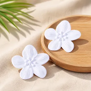 Weiße Ohrstecker in fünfblättriger Blumenform mit filigranem Texturdesign für Damen.