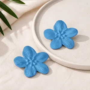 Blaue matte Blumen-Ohrstecker mit zarten strukturierten Blütenblättern für den Alltag.
