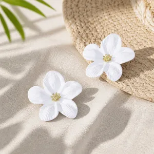 Weißte fünfblättrige Blumen Ohrringe Detailansicht mit zartem Blumendesign und goldenen Staubfäden.