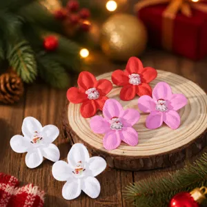 Festliche bunte Blumen-Ohrringe mit süßem Schneemann und Weihnachtsmann, Detailansicht.