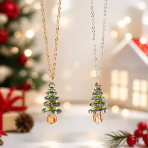Gros plan de la collier pendentif arbre de noël en cristal avec des perles multicolores chatoyantes.