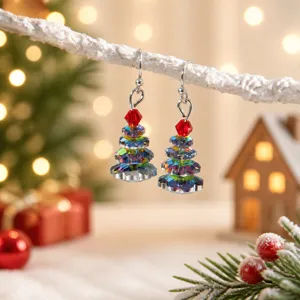 Gros plan de boucles d'oreilles sapin de Noël en cristal avec fond festif chaleureux.