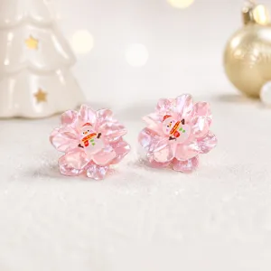 Nahaufnahme Detailansicht der rosa Blumen Ohrstecker mit niedlichem Weihnachtsschneemann.