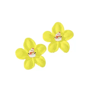 Charmante gelbe Blumen Ohrringe mit süßem Cartoon Schneemann, festlicher Weihnachtsschmuck.