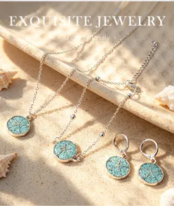 Detalle de cerca de collar pulsera pendientes turquesa estilo océano estrella de mar.