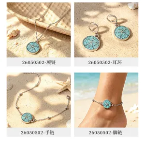 Detalle de collar y pulsera de estrella de mar turquesa muestra set de joyas playa.
