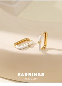 Boucles d'oreilles créoles carrées géométriques plaquées or émail blanc et zircon.