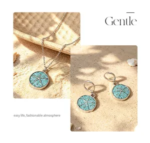 Conjunto de collar y pendientes de estrella de mar turquesa con detalles de playa.