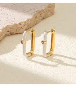 Exquises boucles d'oreilles géométriques plaquées or 14K avec émail blanc et zircon étincelant.