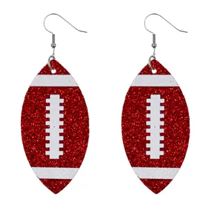 Modische rote Glitzer American Football Leder Ohrringe für Damen, trendige Sport Ohrhänger.