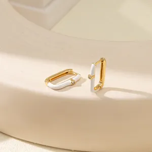 Élégantes boucles d'oreilles géométriques plaquées or avec émail blanc et zircon.