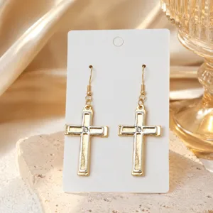 Exquisite Metall Kreuz Ohrringe mit filigranen Strass Inlays, elegant geometrischer Stil.