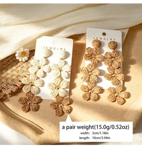Handgemachte Raffia-Blumenohrringe Detailaufnahme, feines geflochtenes Blumenmuster und Textur.
