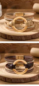 Bracelet multicouche en cuir et strass avec charme cercle doré et fermoir aimanté chic.