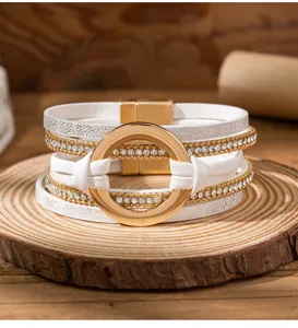Gros plan détaillé sur le magnifique bracelet multicouche en cuir PU blanc avec strass et anneau.
