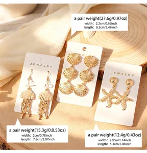Ensemble de boucles d'oreilles dorées motif coquillage étoile de mer et méduse détail