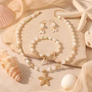 Detailaufnahme von Sommer Strand Stil Seestern perlenbesetzte Halskette Armband Schmuck.