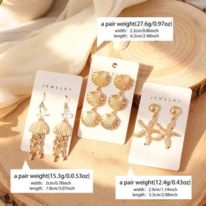 Ensemble de boucles d'oreilles doré océan avec styles méduse coquillage et étoile.