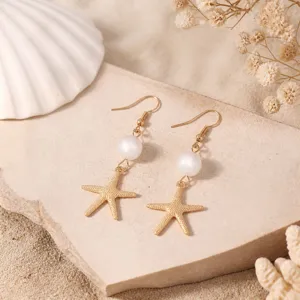 Exquisite goldfarbene Seestern und Perle Ohrringe Detailansicht, eleganter Strandstil.