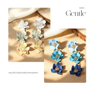 Gros plan de boucles d'oreilles fleuries multicouches vibrantes perles, vacances.