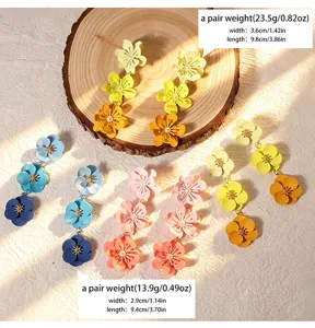 Boucles d'oreilles pendantes à fleurs multicouches style vacances à la plage pour femmes.