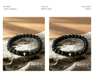 Heren kruis kralen armband met lavasteen en mat zwarte kralen met kruis hanger detail.