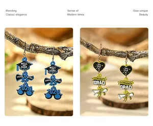 Gros plan de boucles d'oreilles en acrylique de remise des diplômes avec pendentifs.
