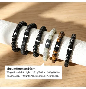 Gedetailleerd overzicht van natuurstenen kralenarmbanden voor heren met zwarte kruisbedels.