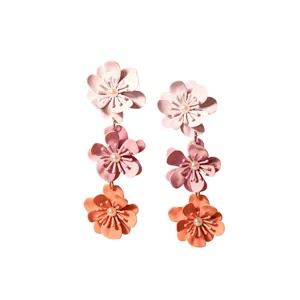 Boucles d'oreilles à fleurs multicouches colorées, style de vacances de niche plage.