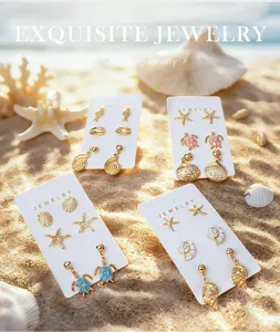 Vue détaillée de boucles d'oreilles tortue étoile de mer coquillage style marin doré.