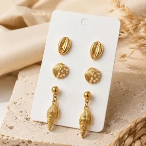 Vue détaillée de l'ensemble de boucles d'oreilles coquillage et perle, style océan pour les vacances.