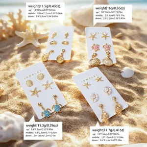 Ensemble de boucles d'oreilles tortue, étoile de mer et coquillage style plage d'été.