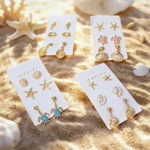 Ensemble de boucles d'oreilles style océan avec étoiles de mer et jolis coquillages.