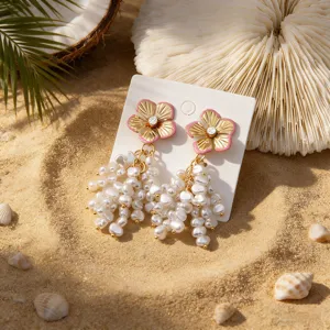 Orecchini pendenti fiori perla stile resort con pietre luminose e lunghe nappe di perline.
