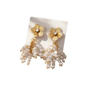 Eleganti orecchini con nappe di perle di fiori da donna, stile vacanza chic design.