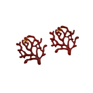 Boucles d'oreilles en résine corail rouge, style vacances, clips d'oreilles tendance et chic.