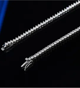 Λεπτομερής κοντινή λήψη του αστραφτερού κουμπώματος και των λίθων της αλυσίδας τένις.