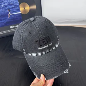 Cappellino da baseball in denim vintage slavato con ricamo di lettere, stile streetwear casual.