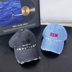 Berretto da baseball in denim slavato con ricamo personalizzato, stile streetwear vintage.