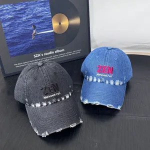 Berretto da baseball in denim strappato con ricamo di lettere, stile streetwear vintage.