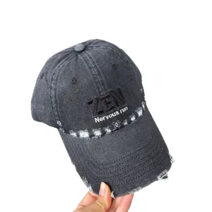 Berretto da baseball in denim vintage invecchiato con ricamo, stile streetwear cool.