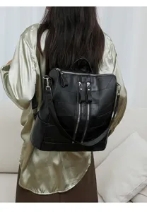 Gros plan sur les détails du sac à dos pour femme en cuir PU noir avec fermetures éclair.