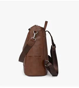 Vue latérale du sac à dos patchwork en cuir PU marron avec bretelles et accessoires métal.