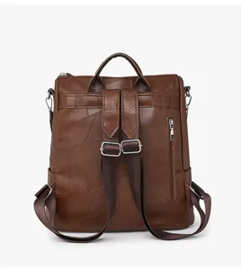 Détail de sac à dos en cuir PU vintage marron, design patchwork, bretelles réglables.