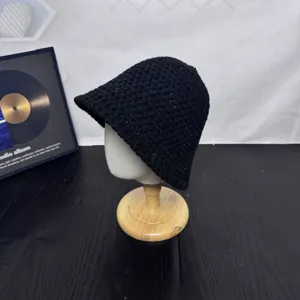 Zwarte gebreide emmerhoed voor dames herfst en winter warme comfortabele moderne stijl
